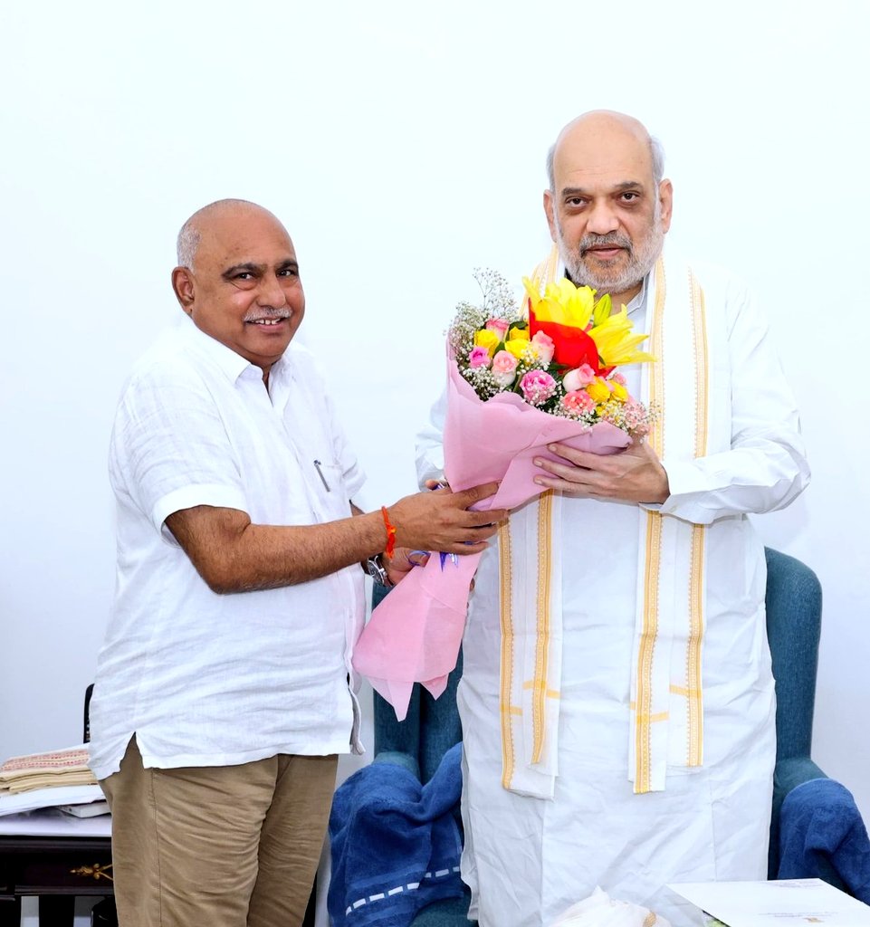 Hemant Khandelwal (@hkhandelwal1964) on Twitter photo भारत के गृहमंत्री के रूप में समर्पण के 2,258 दिनों के साथ सबसे लम्बी अवधी तक देश सेवा करने के लिए भाजपा के वरिष्ठ नेता आदरणीय श्री <a href="/AmitShah/">Amit Shah</a> जी का <a href="/BJP4MP/">BJP Madhya Pradesh</a> के कार्यकर्ताओं की ओर से हार्दिक अभिनंदन करता हूँ।
आपके यशस्वी एवं प्रभावी कार्यकाल में जम्मू – कश्मीर से धारा-370 समाप्त भारत के गृहमंत्री के रूप में समर्पण के 2,258 दिनों के साथ सबसे लम्बी अवधी तक देश सेवा करने के लिए भाजपा के वरिष्ठ नेता आदरणीय श्री <a href="/AmitShah/">Amit Shah</a> जी का <a href="/BJP4MP/">BJP Madhya Pradesh</a> के कार्यकर्ताओं की ओर से हार्दिक अभिनंदन करता हूँ।
आपके यशस्वी एवं प्रभावी कार्यकाल में जम्मू – कश्मीर से धारा-370 समाप्त