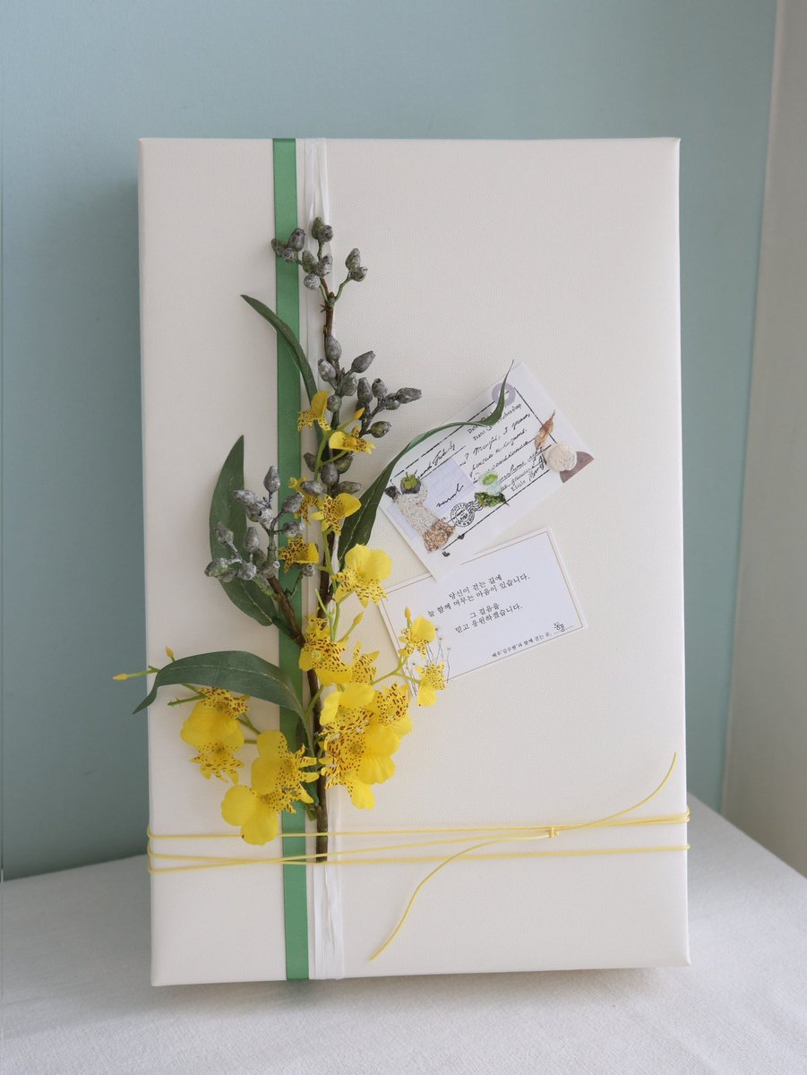 배우 김수현님 메세지북 서포트 선물포장🌱💛

 『  당신이 걷는 길에
늘 함께 머무는 마음이 있습니다 

그 걸음을 믿고 
응원하겠습니다 』 

아름답고 따듯한 마음의
메세지 태그까지 같이 준비해 주셨어요💛

#배우김수현
#김수현
#메세지북선물포장
#배우서포트
#트루하트