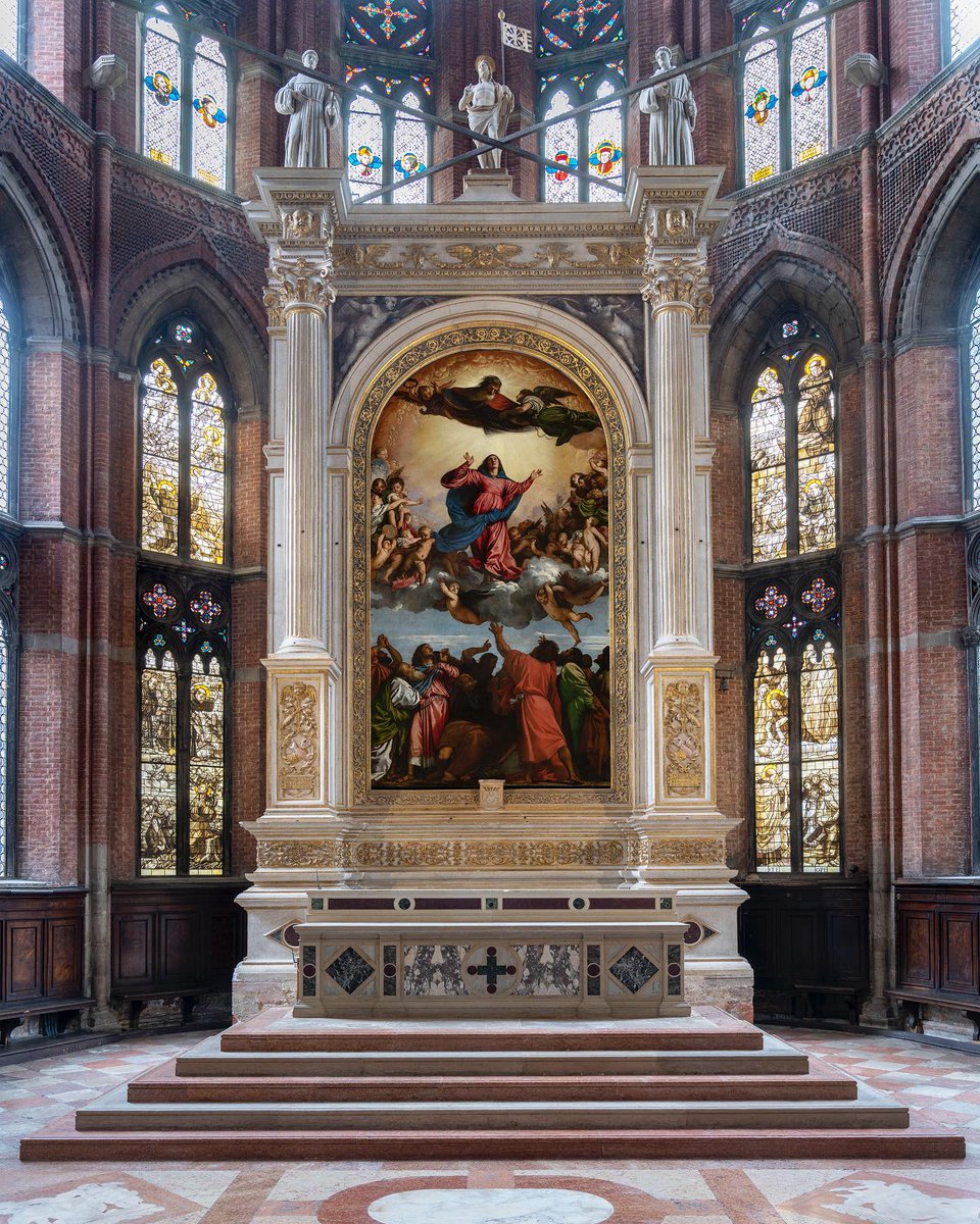 📌 Oggi, #15agosto, si celebra la Madonna dell’Assunta, protagonista di uno dei capolavori assoluti di Tiziano Vecellio, custodito nella Basilica dei Frari a Venezia.

🖼️ La maestosa pala d’altare è tra le opere più importanti della chiesa e già al tempo della sua realizzazione –