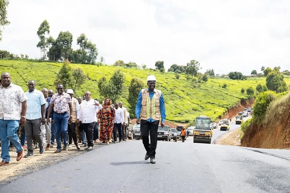 Belive_Kinuthia's tweet image. HAVE YOU NOTICED ALL ROADS THAT HAD STALLED SINCE 2021 IN YOUR AREA ARE NOW UNDER CONSTRUCTION?

This is the magic button the President pressed to make this possible. 

The government paid 40% of the pending bills owed to those road project contractors.

Further payments to the…