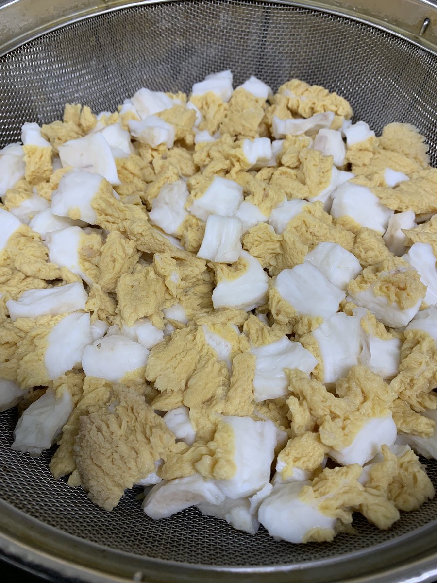 何かな？正解はマンボウの卵巣になります。20歳の頃社長に割烹料亭でご馳走になった記憶が忘れられません。もちろん酢味噌でした🤗