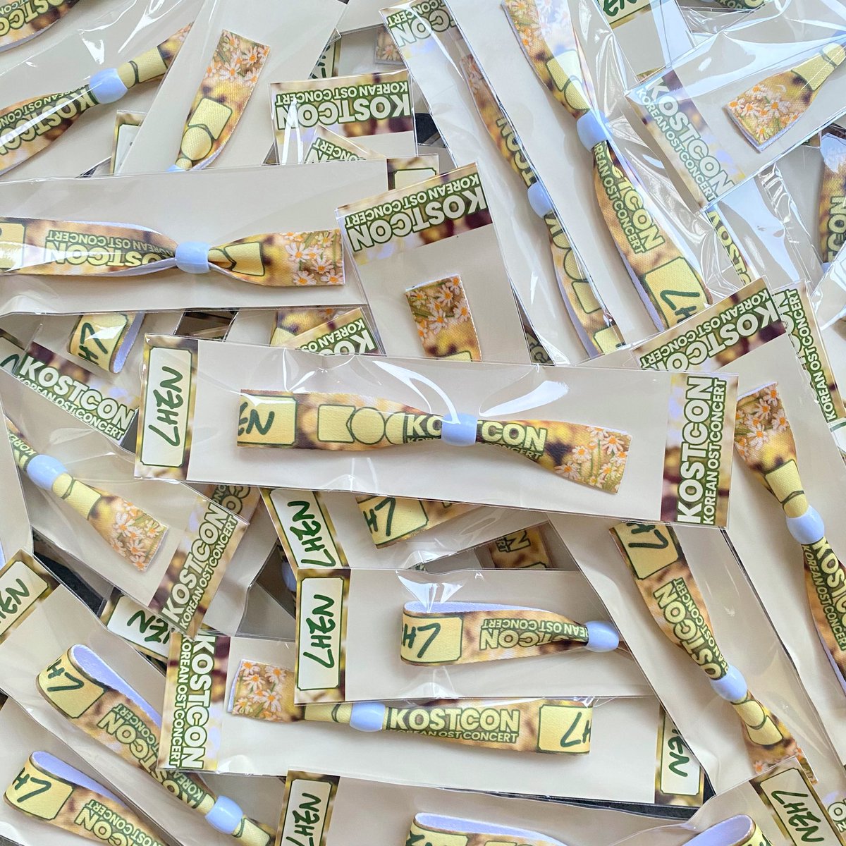 #MARIAEGIVES KOSTCON in Manila: FOR CHEN (always)

Fan support by <a href="/bmariaerigom/">BEATI ♡ 엑소</a> 🌼

Design by <a href="/haillaaax/">Hail</a> 
Printing service by <a href="/Cbandmerchph_/">BMPH PRINTS 💖 Slow reply</a> 

Super limited lang ito. Hoping to meet moots tomorrow. See you guys! 

#CHEN <a href="/CHEN_INB100/">CHEN_official</a> 
#KOSTCONManila <a href="/weareoneEXO/">EXO</a>