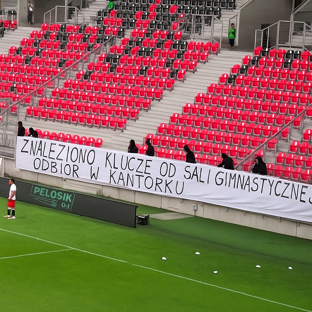 Dobra, chłopaki już podobno cali i zdrowi. Woźna im otworzyła.