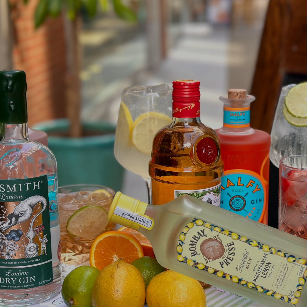 Savour the season with sunshine in a glass 🥂☀️🍋 

#youngspubs #spitz #citypub #publife #cityoflondon #paternostersquare