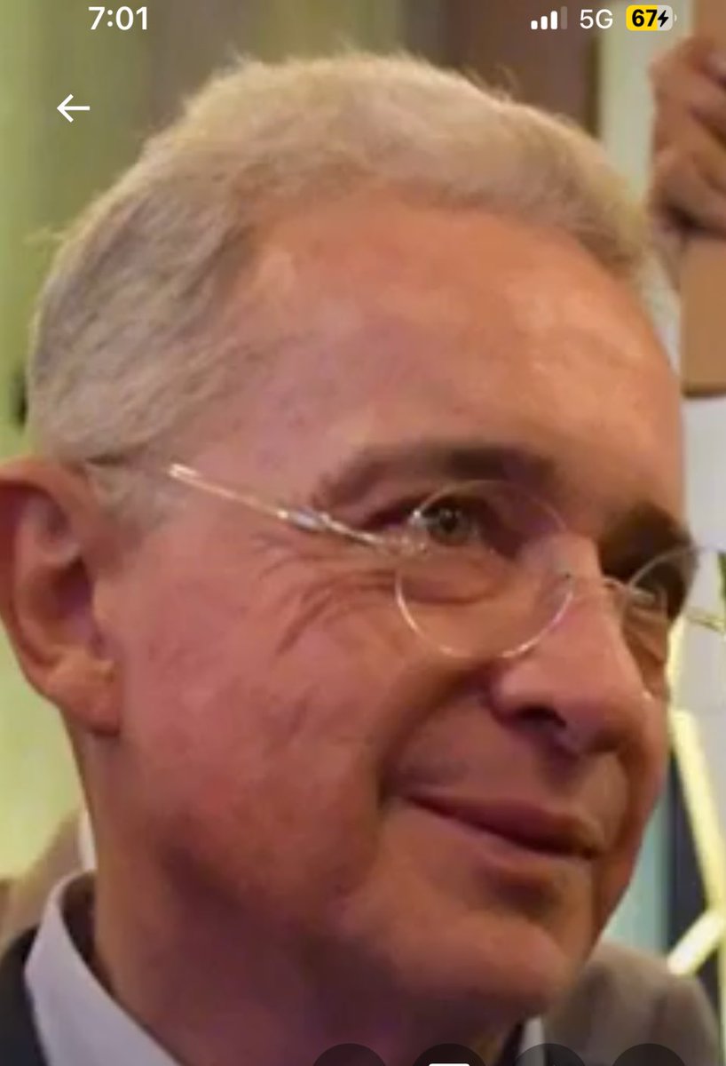 Jair Suerz (@jairsuerz10458) on Twitter photo El peor delincuente de Colombia está a punto de escapar de la casa por cárcel es hora que le pongan el brazalete electrónico al preso de <a href="/AlvaroUribeVel/">Álvaro Uribe Vélez</a> . El peor delincuente de Colombia está a punto de escapar de la casa por cárcel es hora que le pongan el brazalete electrónico al preso de <a href="/AlvaroUribeVel/">Álvaro Uribe Vélez</a> .