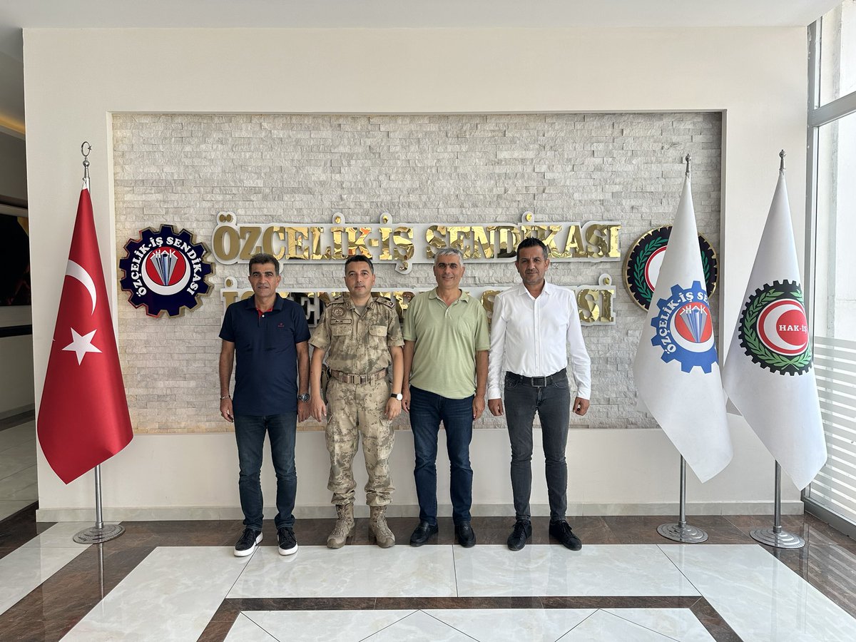 İskenderun İlçe Jandarma komutanımız Binbaşı Sayın Mustafa AÇIK şubemizi ziyaret etti.Ziyaretinden dolayı ve hoş sohbetinden dolayı komutanımıza teşekkür ederiz.