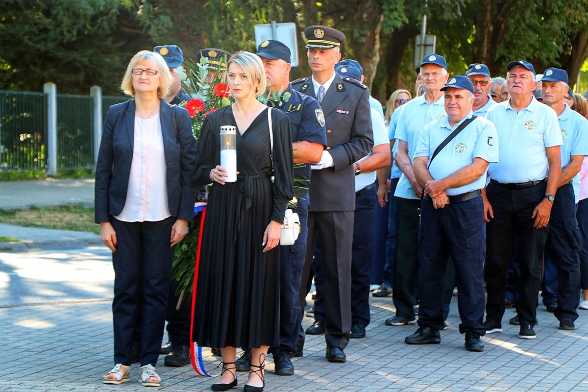 SBjezancevic's tweet photo. Danas, u čast onima koji su dali sve za našu slobodu, imamo odgovornost graditi Hrvatsku koja poštuje jednakost, dostojanstvo i prava svih svojih građana. To je najbolji način da čuvamo vrijednosti za koje su se naši branitelji borili. Za Hrvatsku u kojoj nitko nije zaboravljen! https://t.co/xZydeRrkH0
