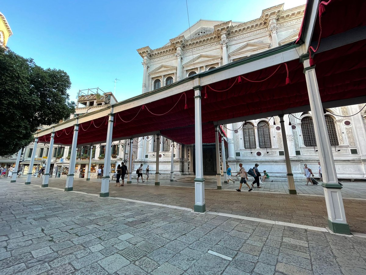 Venerdì #16agosto si celebra San Rocco, protettore dalla peste, il cui corpo è custodito fin dal 3 marzo 1490 nella chiesa della confraternita.

📌 Una festa tutta veneziana: cuore dell’evento è campo San Rocco, su cui si affacciano la chiesa intitolata al Santo e la grandiosa