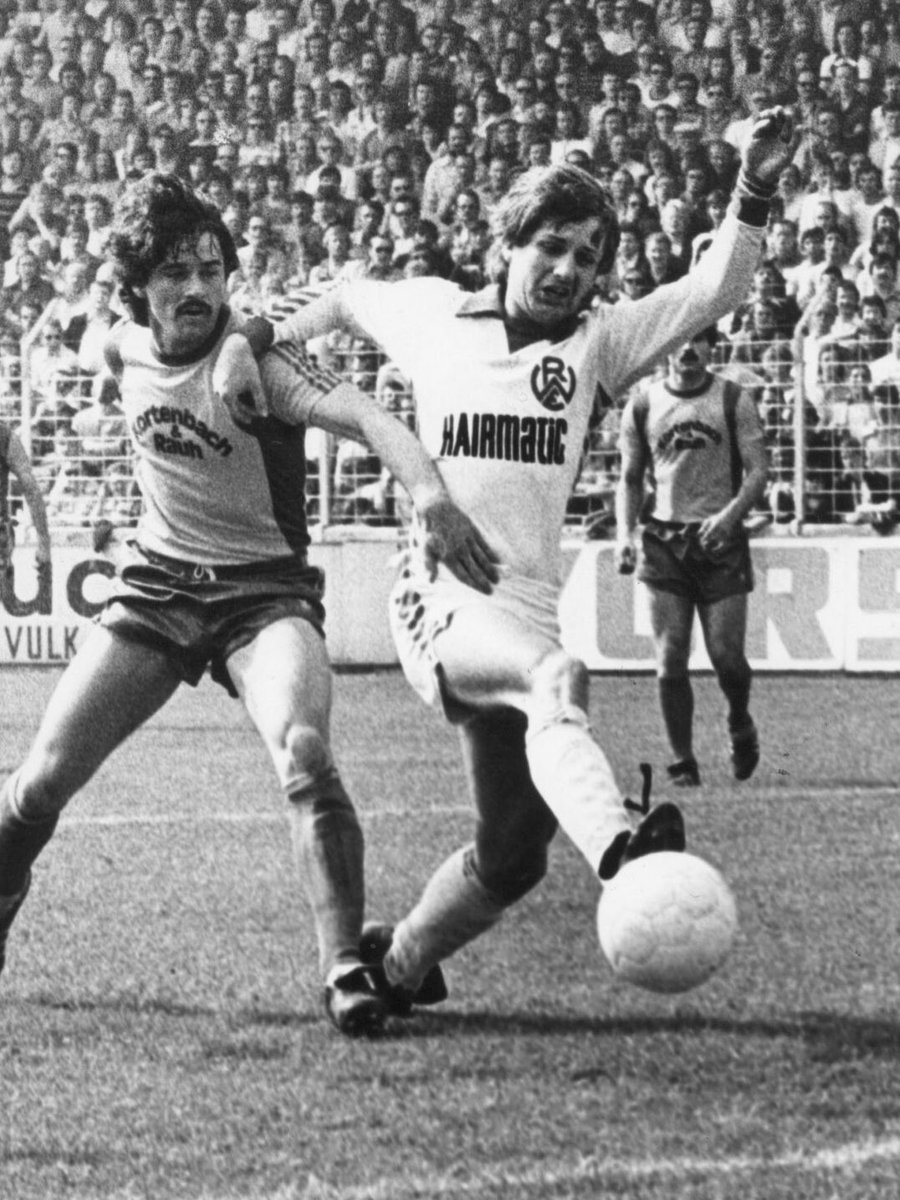 Rot-Weiss Essen trauert um seinen ehemaligen Stürmer Frank Mill. Der gebürtige Essener ist in der Nacht von Montag, 4. August, auf Dienstag, 5. August, an den Folgen eines schweren Herzinfarktes verstorben. Er wurde nur 67 Jahre alt. Insgesamt absolvierte Frank Mill, der 1972 als