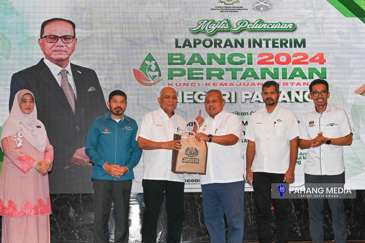 pahang_media's tweet photo. Pengerusi Jawatankuasa Pertanian, Industri Asas Tani, Bioteknologi dan Pendidikan Negeri Pahang, YB. Dato’ Sri Ir Haji Mohd Soffi Tan Sri Abd Razak hadir pada Majlis Peluncuran Laporan Interim Banci Pertanian 2024 Peringkat Negeri Pahang di Hotel Grand Darul Makmur, Kuantan. https://t.co/cWtFqaaKDu