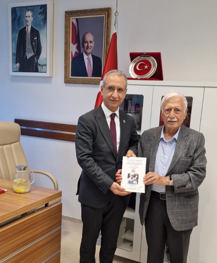 Türk siyasetinin mümtaz şahsiyetlerinden, 17, 18 ve 19. Dönem milletvekilliği yapan; 45, 46 ve 47. Hükümetlerde Millî Eğitim, Gençlik ve Spor Bakanlığı ile Devlet Bakanlığı görevlerinde bulunan kıymetli büyüğümüz Sayın Mehmet Vehbi Dinçerler’den anlamlı bir kitap hediyesi aldım.