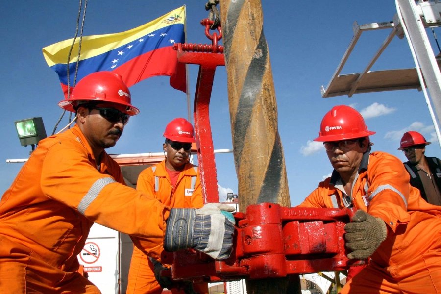 🇻🇪 🛢️ | RUMBO A LOS 2 MILLONES DE BARRILES DIARIOS 

Ya todo está listo en la OPEP y dentro de Venezuela ✅

¿Cómo a un venezolano le caería mal esta noticia? 

Y los hay:

- Los Maricorinos que creían que la dama de papel orinado era la única que podía aumentar la producción