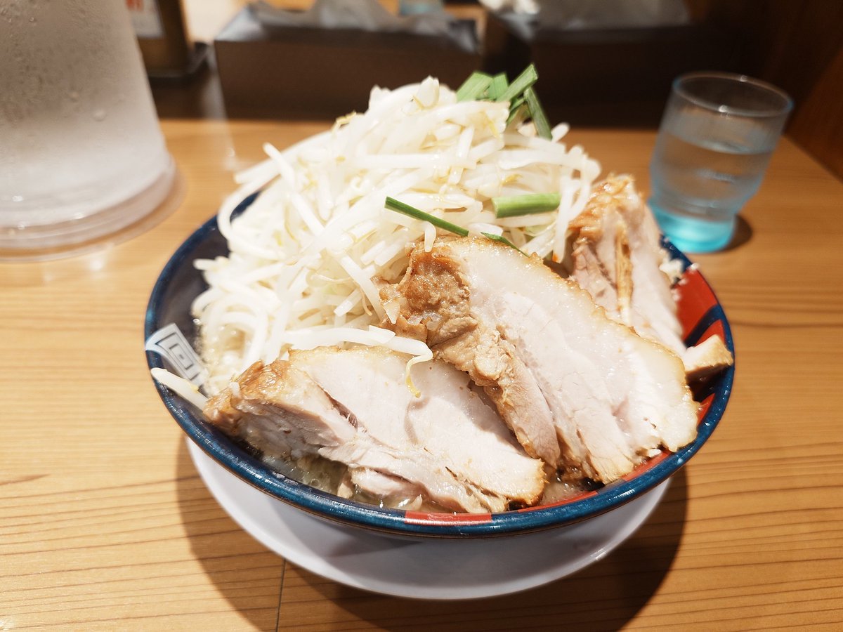 お疲れ様です🤓
仕事終わりの空腹に耐えられずラーメンしばきにきました🍜
麺を並にすることは些細な抵抗か🤔
いただきます🙏
#とある公務員のブラックな日常
#午後のデスクワークにやられる
#空腹が追い込んでくる
#野菜盛りにしているから