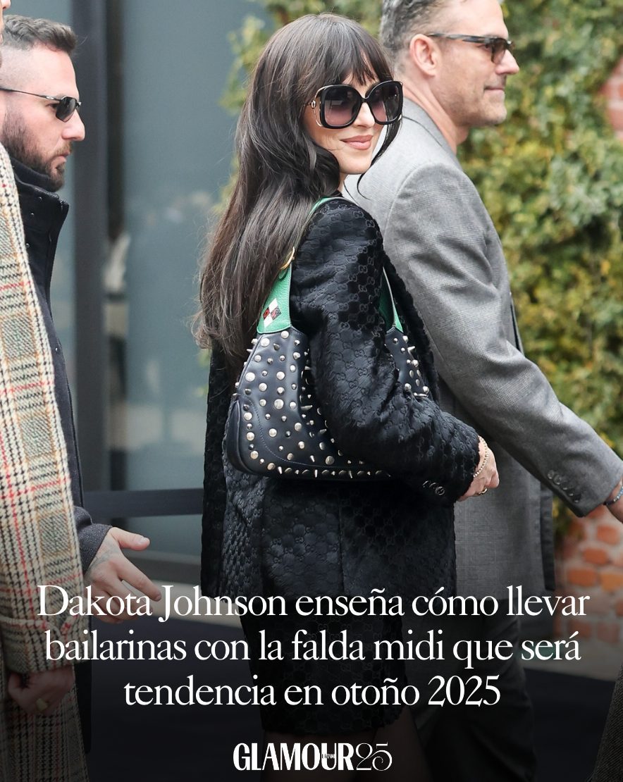 Dakota Johnson está aquí para demostrarnos que la falda midi será el básico que NO puede faltar en tu closet este otoño 2025: glamourmexico.visitlink.me/HaBfCr 👀