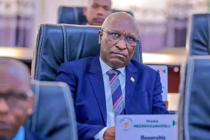 AGASUMO NEWS (@agasumonews) on Twitter photo #Gitega : Hon. Gervais Ndirakobuca vient d'être élu à la tête du <a href="/Burundi_senat/">Inama Nkenguzamateka</a> pour une période de 2025-2030. Il a été élu dans la <a href="/Bujaprov2025/">Province de Bujumbura</a>.
<a href="/nshingamateka/">Inama Nshingamateka</a> <a href="/NtareHouse/">Ntare Rushatsi House</a> #Gitega : Hon. Gervais Ndirakobuca vient d'être élu à la tête du <a href="/Burundi_senat/">Inama Nkenguzamateka</a> pour une période de 2025-2030. Il a été élu dans la <a href="/Bujaprov2025/">Province de Bujumbura</a>.
<a href="/nshingamateka/">Inama Nshingamateka</a> <a href="/NtareHouse/">Ntare Rushatsi House</a>