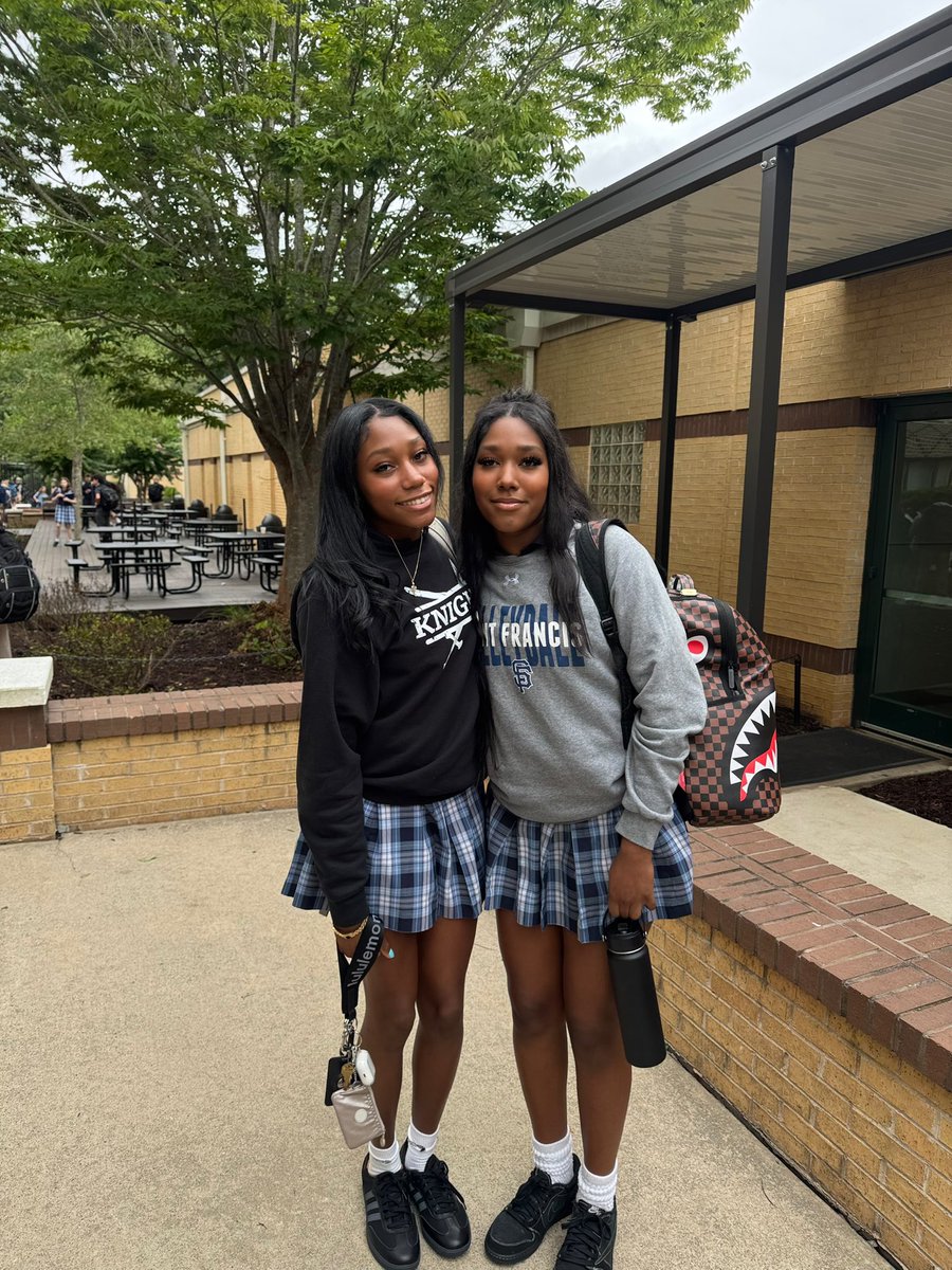 adisonbranch11's tweet image. Day one of junior year with my sophomore sister @augustbranch13! 👯‍♀️📚🏀🏐