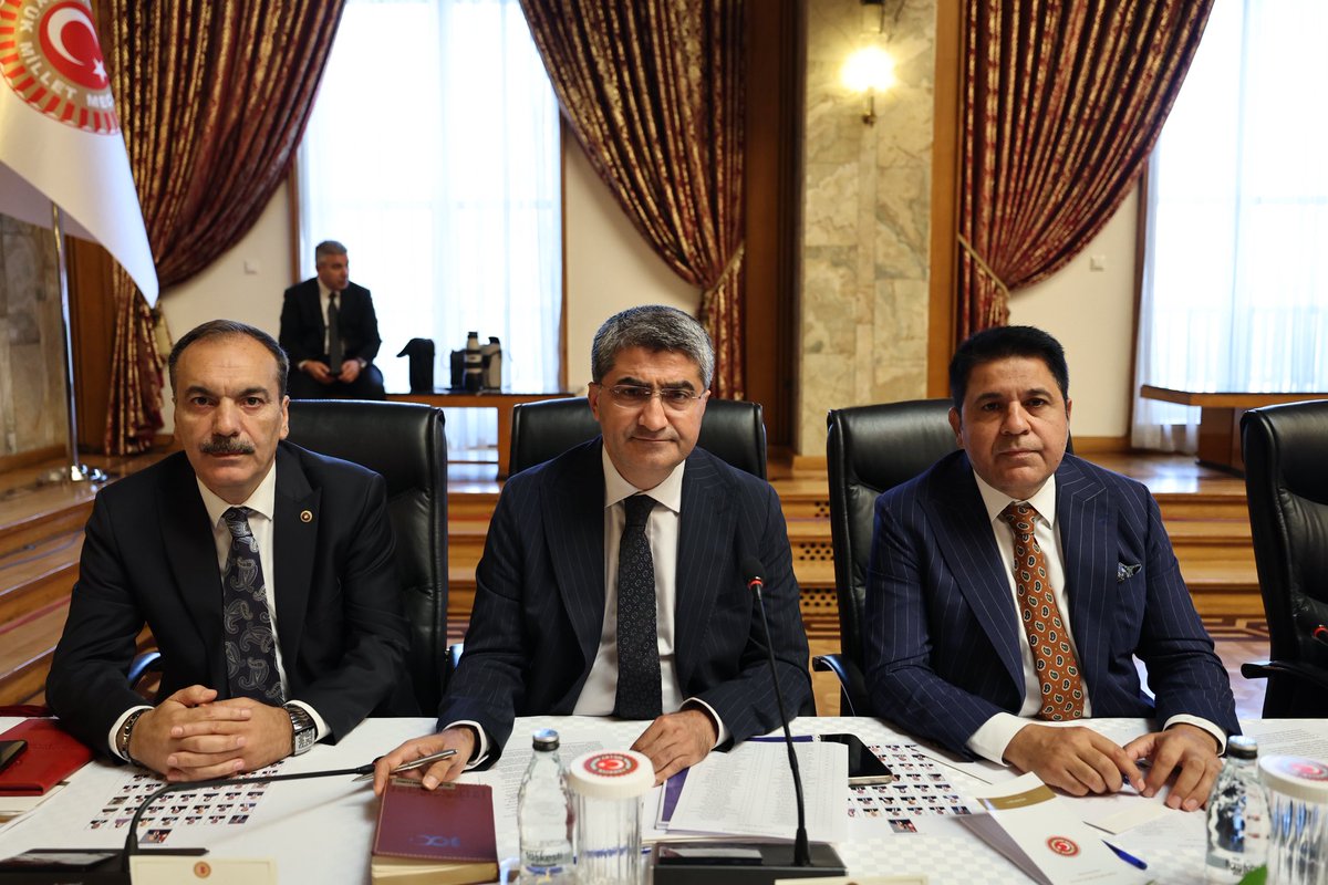 TBMM’de kurulan Komisyon, çalışmalarına başladı. 

Arkadaşlarımızla beraber sürecin ihtiyacı olan yasal düzenlemeler kadar toplumun ihtiyacı olan demokratikleşme ve iyileştirme taleplerinin beklentilerinin sesi/sözcüsü olacağız. 

Herkes için demokrasi, herkes için hukuk, herkes