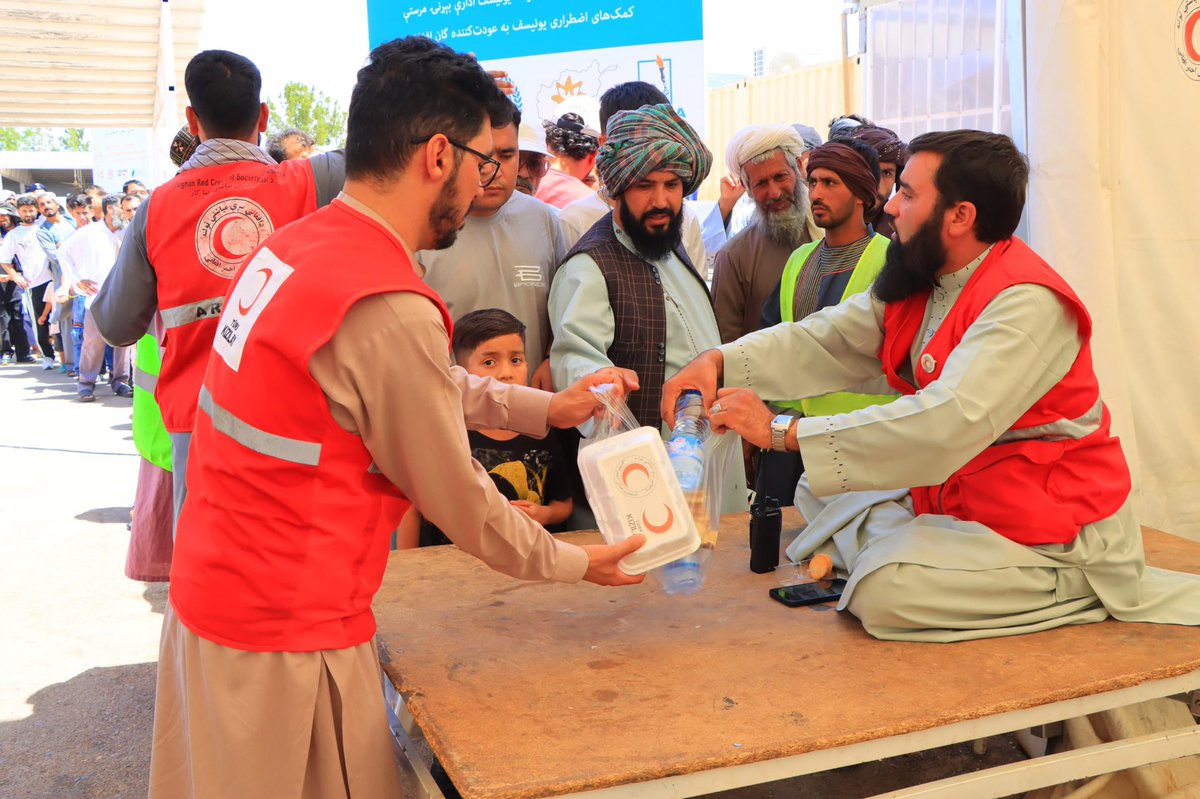 Alper Küçük (@alperkucuktk) on Twitter photo 📍Afghanistan
Every day, thousands of Afghan refugees return from Iran via Islam Qala border crossing. More than 1.3 million Afghans have returned in 2025.
Türk Kızılay Delegation in Afghanistan is working in cooperation with <a href="/ARCSAfghanistan/">افغاني سره میاشت</a> in providing hot meals for 📍Afghanistan
Every day, thousands of Afghan refugees return from Iran via Islam Qala border crossing. More than 1.3 million Afghans have returned in 2025.
Türk Kızılay Delegation in Afghanistan is working in cooperation with <a href="/ARCSAfghanistan/">افغاني سره میاشت</a> in providing hot meals for