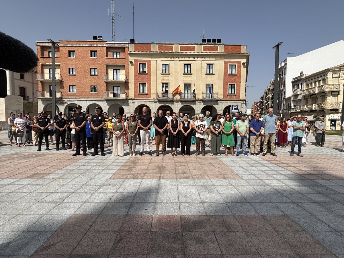 La Directora General asiste al minuto de silencio convocado a las puertas del Ayuntamiento de Don Benito por el presunto asesinato por #ViolenciaDeGenero de una mujer.
Beatriz Arjona ha puesto a disposición de toda la familia, y de todas las mujeres, la extensa red de #recursos