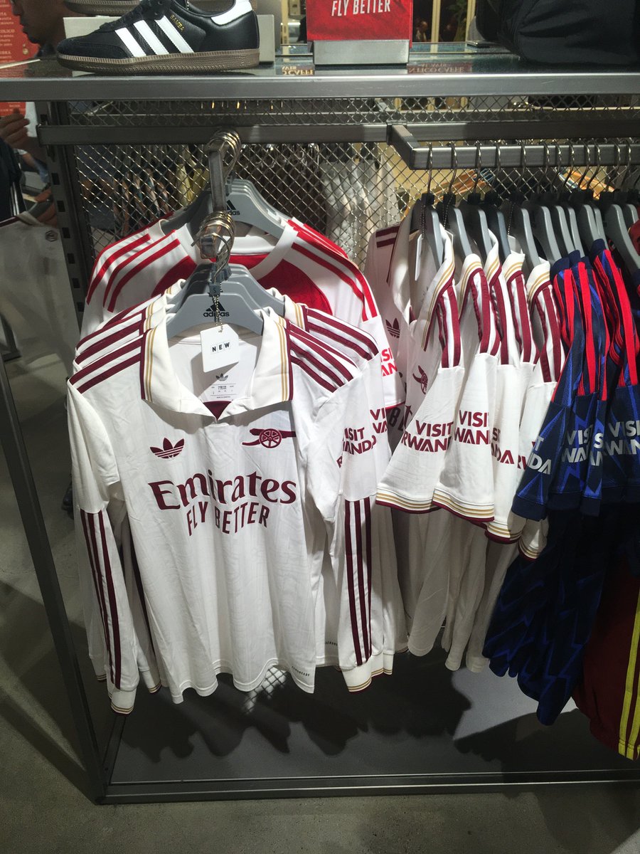 【アーセナルのサードシャツの店頭販売について】
現時点で店頭ではアディダスショップのみのようです。扱いはレプリカのみ。さすがに発売日なので各店在庫はあると思います。KAMOさんは(代わりに？)GKのサードユニの扱いを開始しています。ひとまず以上。 #アーセナル  #Arsenal