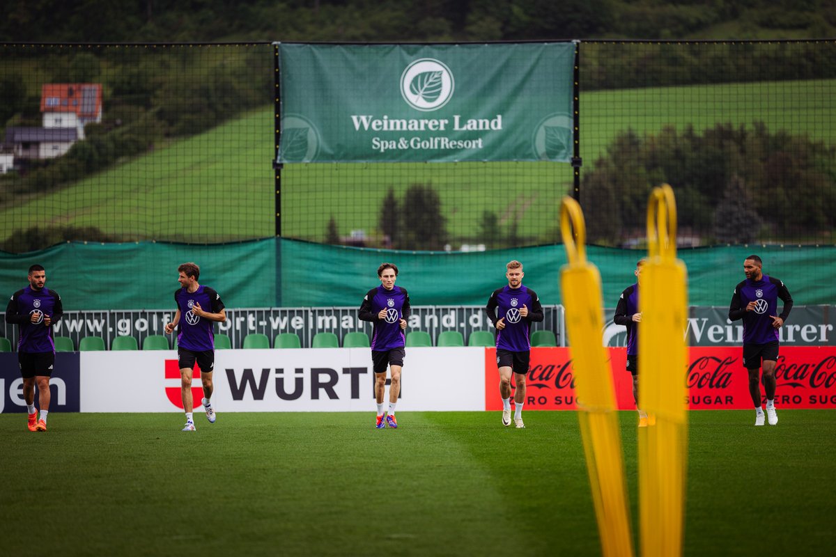 DFB's tweet image. Thüringen wird Partner-Region des DFB 🤝

Auswahlmannschaften des #DFB sollen sich künftig auch in Thüringen auf Länderspiele oder Turniere vorbereiten können. Der Kooperationsvertrag läuft zunächst bis zum 31. Dezember 2031. ➡️ dfb.social/thueringen

#DFB @thueringende