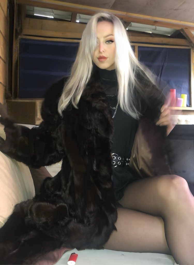 Prinsesjune's tweet image. Goeiemorgen, jullie prinses is wakker en verwacht koffie. Tijd om dat te fixen!☕️