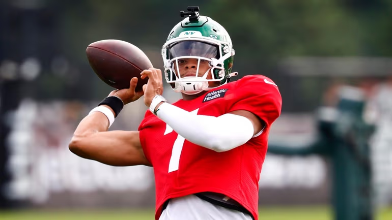 Underdog's tweet image. Justin Fields in his last 3 practices, per @Connor_J_Hughes...

✈️ 2-10 passing  
✈️ 4-16 passing
✈️ 2-6 passing, 1 interception

Someone get Garrett Wilson a quarterback 😭