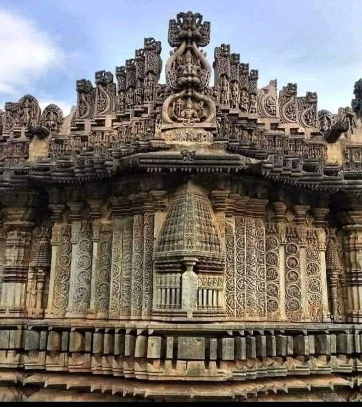 निःसंदेह इस मंदिर को कोई अनपढ़ कारीगर नहीं बना सकता
इसका अर्थ है.. 
1000 वर्ष पूर्व कोई भी वर्ण शिक्षा से वंचित नहीं था...... 
और यही सत्य है

1196 में निर्मित कर्नाटक का शिव को समर्पित अमृतेश्वर मन्दिर

हर हर महादेव 🙏