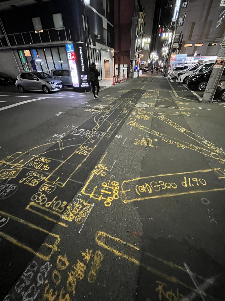 道路に書かれた埋設配管の配置図が魔法陣みたいだった。