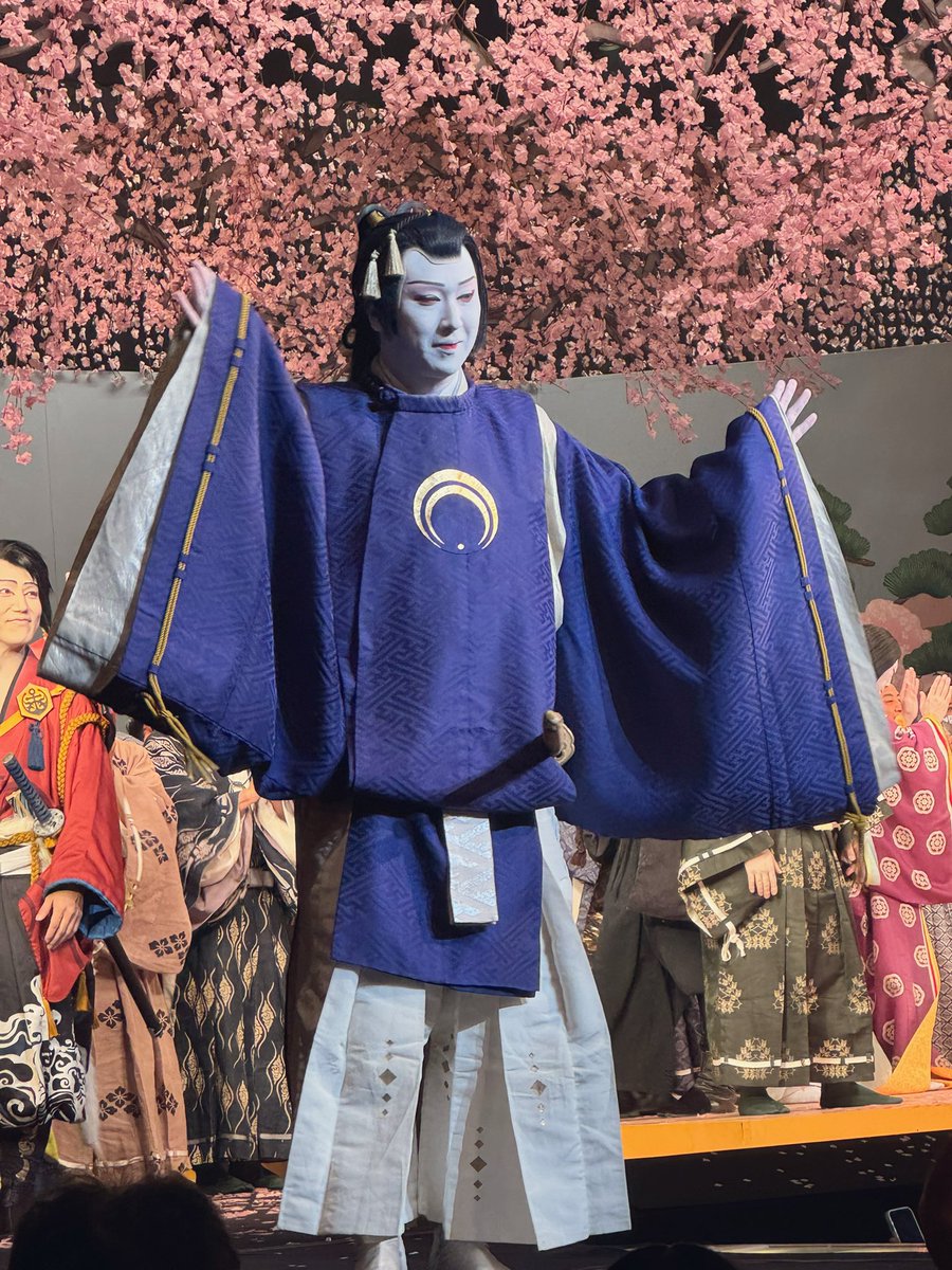 ikemoai's tweet photo. 刀剣乱舞 歌舞伎 博多座

初観劇

素晴らし過ぎてまだ余韻が抜けてない。
大人になってから初めてちゃんと歌舞伎と言うものを観ましたが、もっと早く観たら良かったと心底思いました

最後の撮影タイムで、むっちゃーん！と呼んだら手を振りながらニヤッと笑われてあまりの色男っぷりに姉と悲鳴上げた https://t.co/3L4jnRxe9y