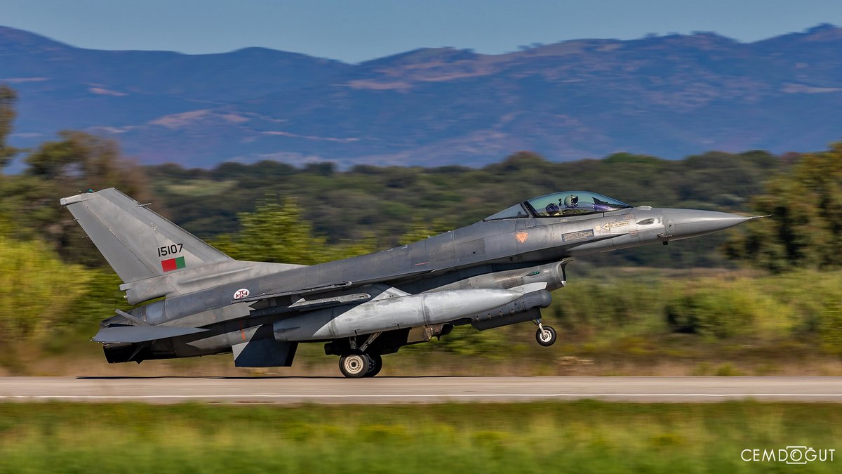 Portekiz Hava Kuvvetlerine ait F-16A Block 20 MLU inişte. Bu F-16 hayatına Block 15 OCU olarak başlamış. Kuyruğunda ADF modelleri gibi çıkıntı var. 
1994'de teslim edilmiş ve üretilen son A'lardan. O tarihte niye C'değilde A almışlar acaba🤔