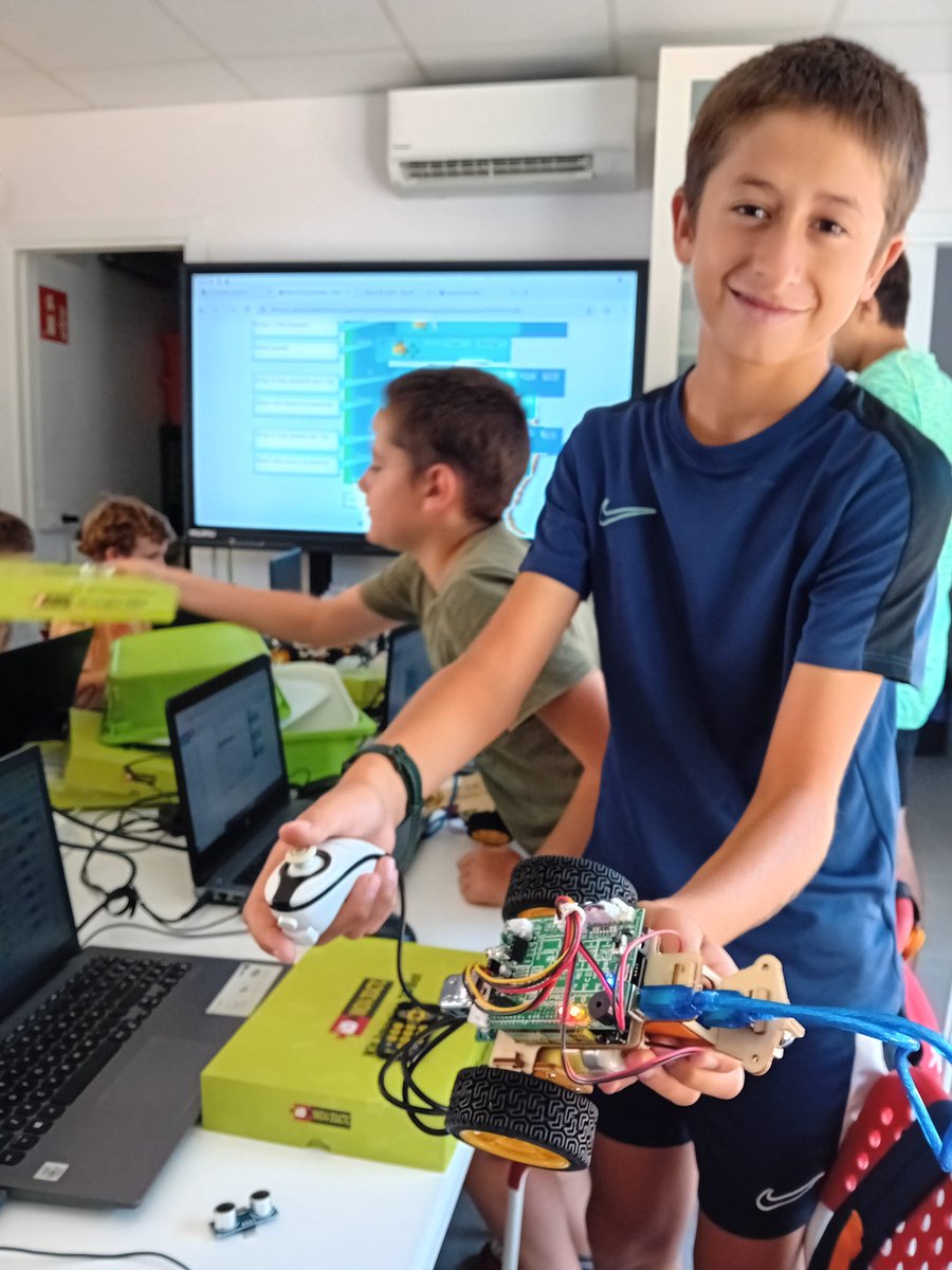 ToniMorenoRey's tweet image. Transformant els #3Dbot per a la lluita de sumo del proper dijous 🙀.
Dissenyem els accessoris amb #thinkercad i els fem realitat amb impressió  3D.
A @Olotuit  , jugant , jugant ... aprenem FABRICACIÓ DIGITAL
