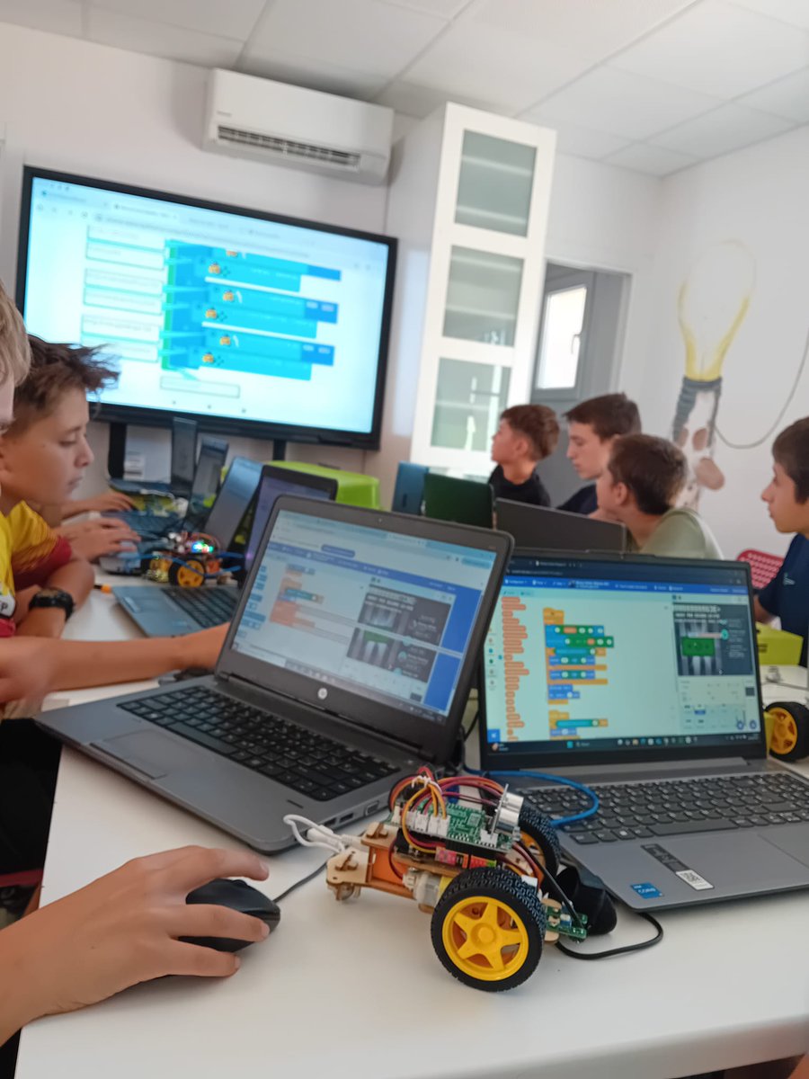 ToniMorenoRey's tweet image. Transformant els #3Dbot per a la lluita de sumo del proper dijous 🙀.
Dissenyem els accessoris amb #thinkercad i els fem realitat amb impressió  3D.
A @Olotuit  , jugant , jugant ... aprenem FABRICACIÓ DIGITAL