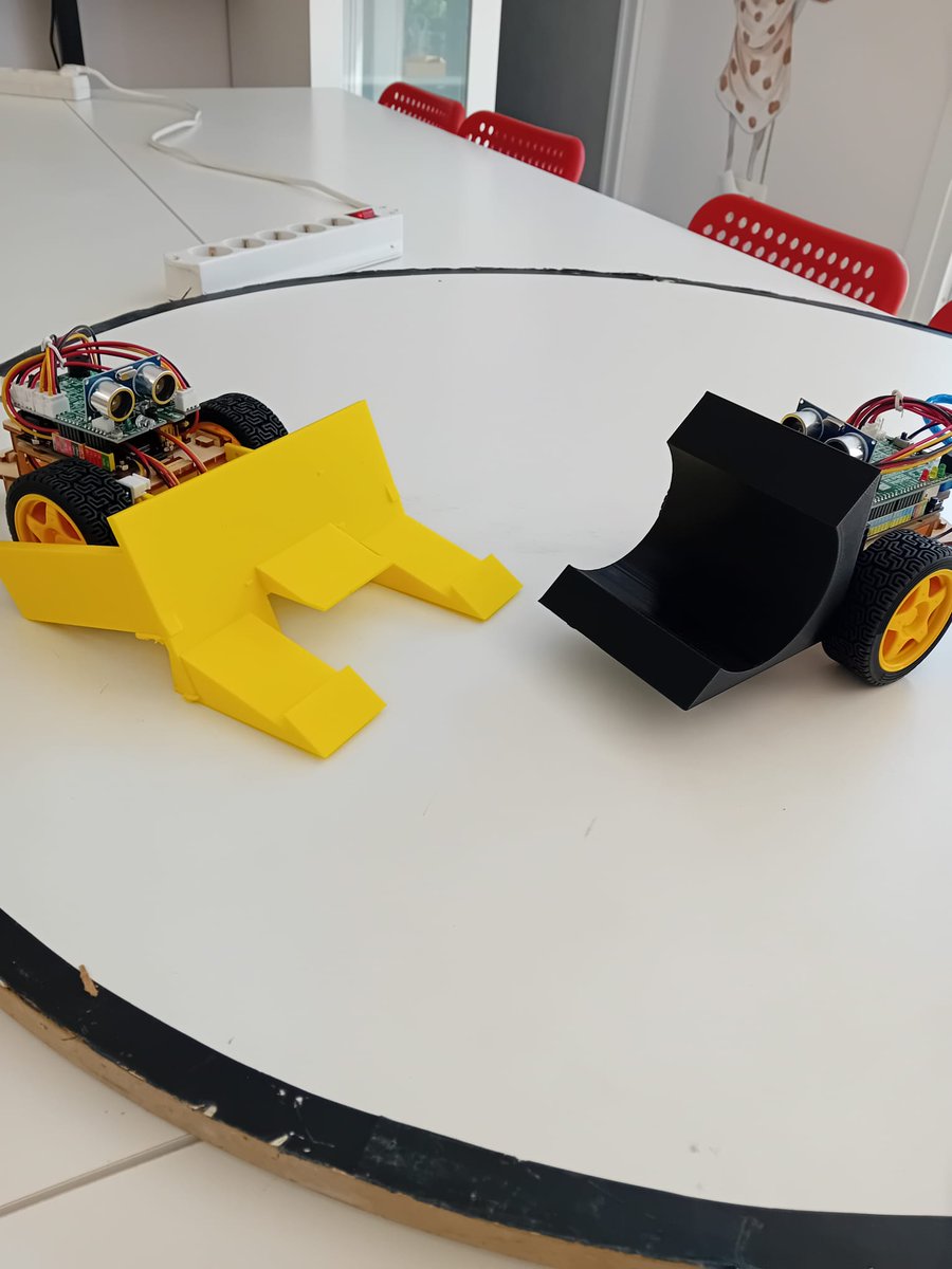 ToniMorenoRey's tweet image. Transformant els #3Dbot per a la lluita de sumo del proper dijous 🙀.
Dissenyem els accessoris amb #thinkercad i els fem realitat amb impressió  3D.
A @Olotuit  , jugant , jugant ... aprenem FABRICACIÓ DIGITAL