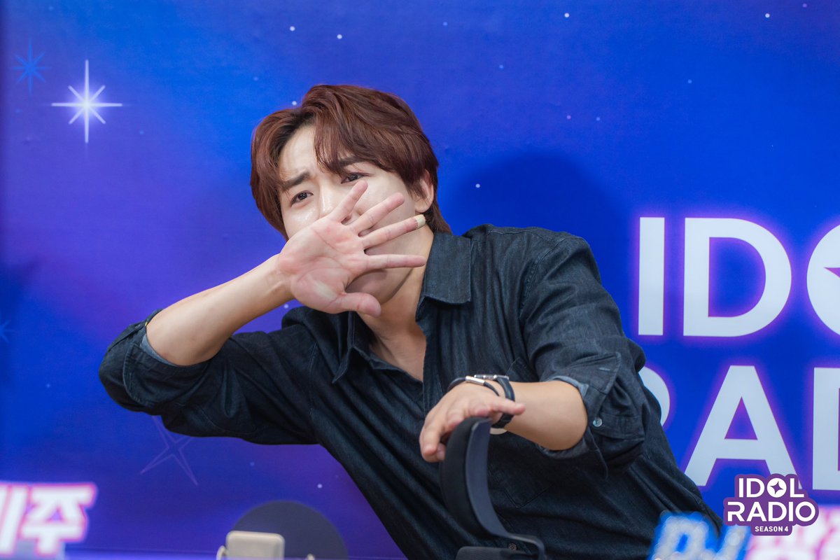 <a href="/HouseofDreams_/">House of Dreams (하우스 오브 드림스)</a> <a href="/LeeMiJoo/">미주 (MIJOO)</a> [#아이돌라디오4 앨범 250804]

📸EP#144 [속보] WL유니언 아돌라 전격 출동! (스페셜 DJ 미주, 이장준)

이 분은 예로부터 물구나무 서서 발 박수가 가능했으며 아돌라 클로징에서는 과자 받아먹기 묘기를 선보여주심😎 MBC의 아들! 진행의 악마 쭌디 #이장준

<a href="/GoldenChild/">GoldenChild (골든차일드)</a>

#MBC #IDOLRADIO