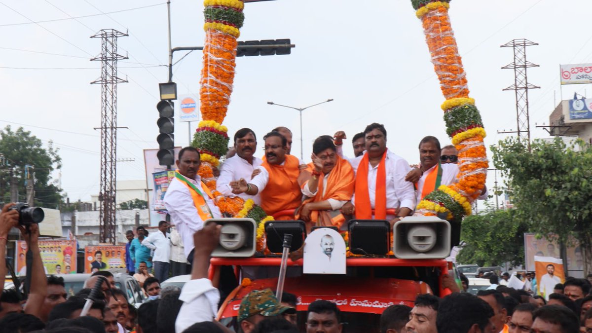 DugyalaPradeep's tweet image. పెద్దపల్లి జిల్లాలో బీజేపీ రాష్ట్ర అధ్యక్షుడు @N_RamchanderRao గారి పర్యటనకు అపూర్వ స్పందన లభించింది. 
 పెద్దపల్లి అసెంబ్లీ ఇంచార్జ్ శ్రీ దుగ్యాల ప్రదీప్ కుమార్ గారి ఆధ్వర్యంలో కమాన్ చౌరస్తా వద్ద భారీ గజమాలతో  స్వాగతం పలికిన బిజెపి నాయకులు అనంతరం కమాన్ చౌరస్తా నుంచి ఎంబి గార్డెన్…