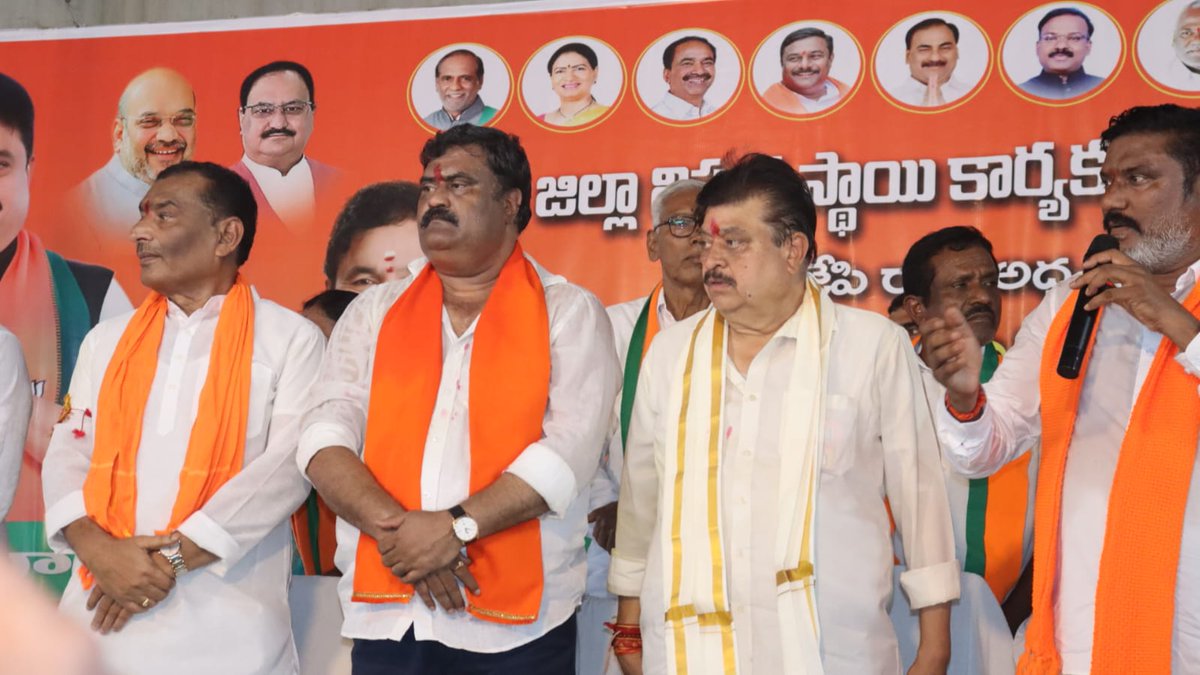 DugyalaPradeep's tweet image. పెద్దపల్లి జిల్లాలో బీజేపీ రాష్ట్ర అధ్యక్షుడు @N_RamchanderRao గారి పర్యటనకు అపూర్వ స్పందన లభించింది. 
 పెద్దపల్లి అసెంబ్లీ ఇంచార్జ్ శ్రీ దుగ్యాల ప్రదీప్ కుమార్ గారి ఆధ్వర్యంలో కమాన్ చౌరస్తా వద్ద భారీ గజమాలతో  స్వాగతం పలికిన బిజెపి నాయకులు అనంతరం కమాన్ చౌరస్తా నుంచి ఎంబి గార్డెన్…