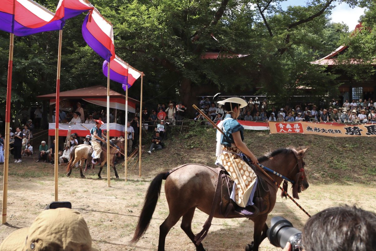 peperingo_ringo's tweet photo. 加賀美流騎馬打毬(だきゅう)
八戸三社大祭の中日に長者山新羅神社で開かれる。他に騎馬打毬を伝承しているのは宮内庁と豊烈神社(山形)のみ。ポロと起源を同じくし日本では武芸向上の目的で奨励された模様。中でも八戸は和種の馬を使い、古式ゆかしさが際立つ。2027年に伝承200年の節目を迎える。 https://t.co/tSmsouExAl