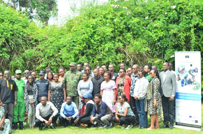 Musanze District (@musanzedistrict) on Twitter photo Visi Meya Ushinzwe iterambere ry'ubukungu <a href="/UWANYIRIGIRAcl3/">UWANYIRIGIRA clariss</a> yatangije amahugurwa yateguwe na <a href="/NARwanda/">Never Again Rwanda</a> ku kongerera ubumenyi abayobozi ku isanamitima,“Trauma informed Leadership Training”. Yasabye abahugurwa gukurikira neza kugira ngo bashobore kurinda ibikomere abaturage bakira. Visi Meya Ushinzwe iterambere ry'ubukungu <a href="/UWANYIRIGIRAcl3/">UWANYIRIGIRA clariss</a> yatangije amahugurwa yateguwe na <a href="/NARwanda/">Never Again Rwanda</a> ku kongerera ubumenyi abayobozi ku isanamitima,“Trauma informed Leadership Training”. Yasabye abahugurwa gukurikira neza kugira ngo bashobore kurinda ibikomere abaturage bakira.