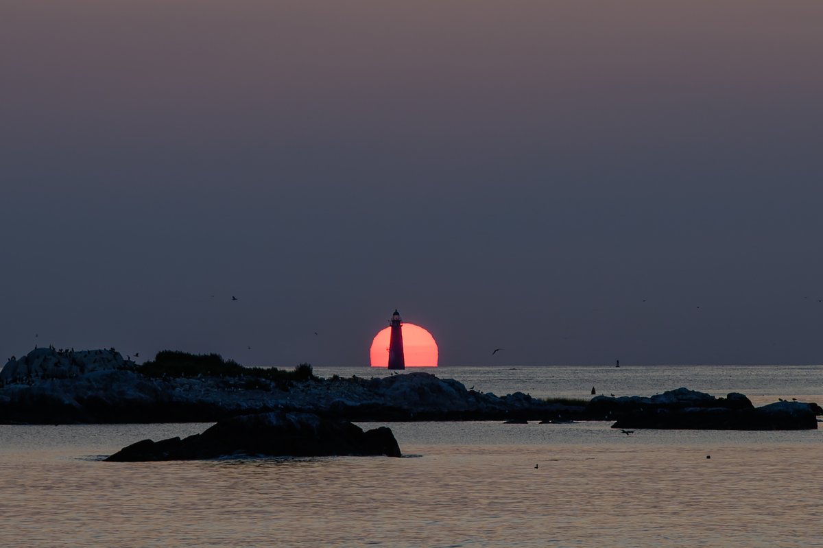 Minot’s Ledge Lighthouse at sunrise, hazed by wildfire smoke.

#lighthouse #newengland #scituate #sunrisephotography #sunrise #cohasset #wildfires #StormHour