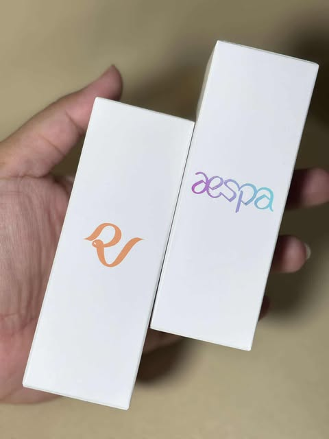 #DEEOnhand | WTS LFB PH #QuittingSale

🛒SM x Amore Pacific Fansignal Lip Balm

✨1,100php
✨Onhand
✨ Last stock

Red Velvet ✔️
Aespa ✔️ 

# wt lf ph go rv aespa mini cheering lipbalm official fanlight