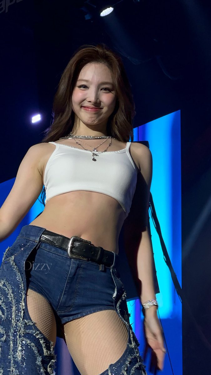 imnayeonarchive's tweet photo. LOOK AT HER https://t.co/aVVUvnZSlh