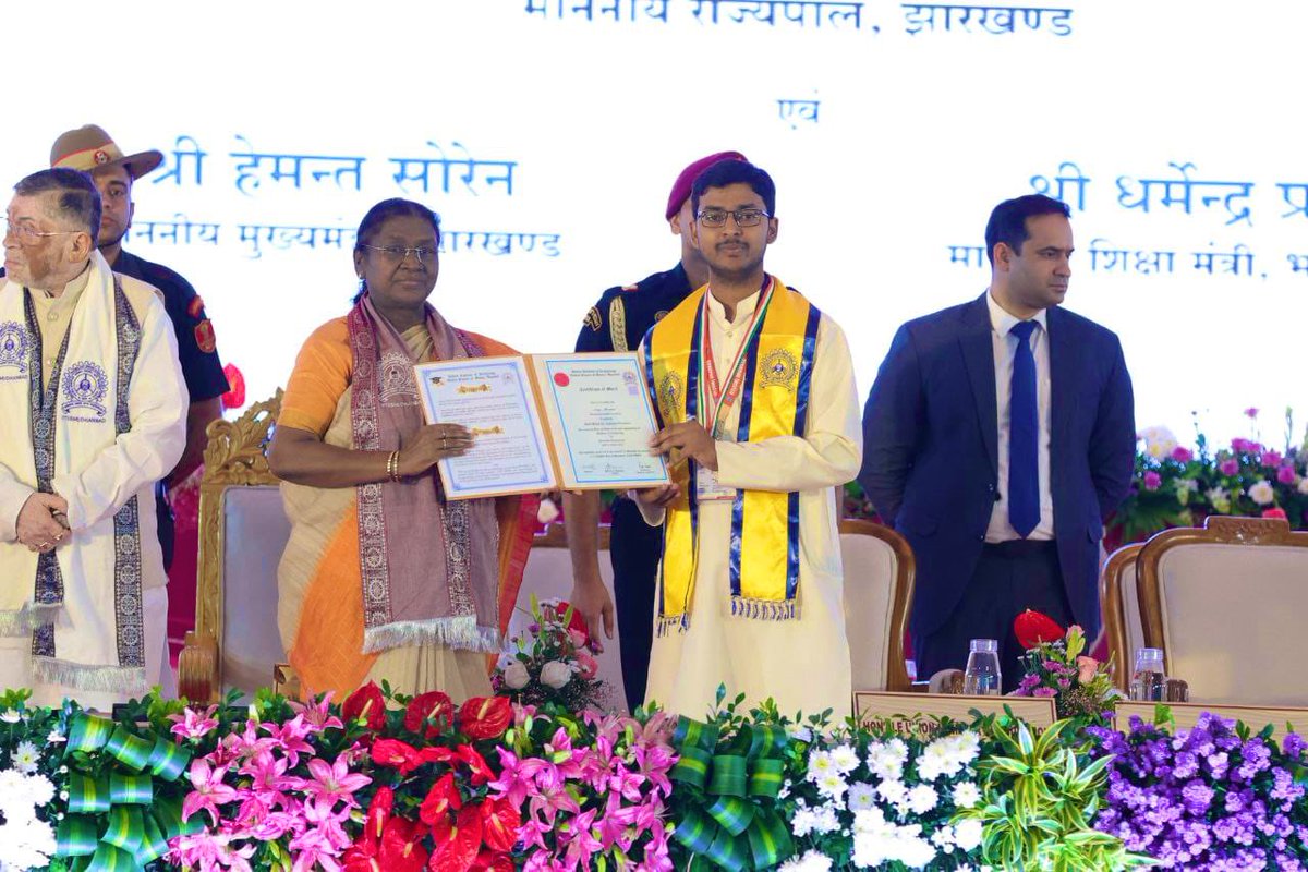 CCLRanchi's tweet photo. 𝐂𝐂𝐋'𝐬 𝐏𝐫𝐢𝐝𝐞 𝐒𝐡𝐢𝐧𝐞𝐬 𝐁𝐫𝐢𝐠𝐡𝐭 𝐚𝐭 𝐈𝐈𝐓 𝐈𝐒𝐌 𝐂𝐨𝐧𝐯𝐨𝐜𝐚𝐭𝐢𝐨𝐧!

In a proud moment for Central Coalfields Limited (CCL), five shining stars from our flagship CSR initiative ‘CCL ke Lal & CCL ki Laadli’ graduated from the prestigious IIT ISM Dhanbad, receiving their degrees from the Hon’ble President of India , Smt. Droupadi Murmu.

Special Congratulations to:

Anuj Kumar (Petroleum Engg.) – Gold Medalist 🏅
• Tejaswini Kumari (Electronics & Communication Engg.)
• Muskan Gupta (Electrical Engg.)
•Rupa Kumari (Mechanical Engg.)
•Shubham Kumar (Mining Engg.)

These students are the proud alumni of CCL ke Lal & CCL ki Laadli, a transformative initiative that offers free coaching, schooling, lodging, and fooding to talented students from coalfield areas, empowering them to crack top engineering exams.

Their success is a testament to the impact and quality of education provided under this scheme. 

Heartfelt congratulations to our bright achievers!

You make CCL, your families, and your communities proud.

Wishing them a very best for a successful and impactful future from CCL family!

#CCLKeLal #CCLKiLaadli #CCLCSR #EngineeringSuccess #CoalIndia #IITISM #EmpoweringFutures #TransformingLives #EducationForAll #PresidentOfIndia #GoldMedalist #PrideOfJharkhand #CCLPride