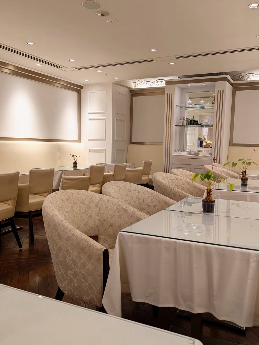 📍日本橋三越本店 THE TEA ROOMS
今日は早起きして家事を終わらせたあと、自分へのご褒美に朝活☕️
フルーツクリームティーのセット（¥2,200）をチョイス。華やかな香りと上品な甘さに癒されて、朝から気分は上々。クラシックで落ち着いた空間の中、心ほどけるようなモーニングタイムでした🌿