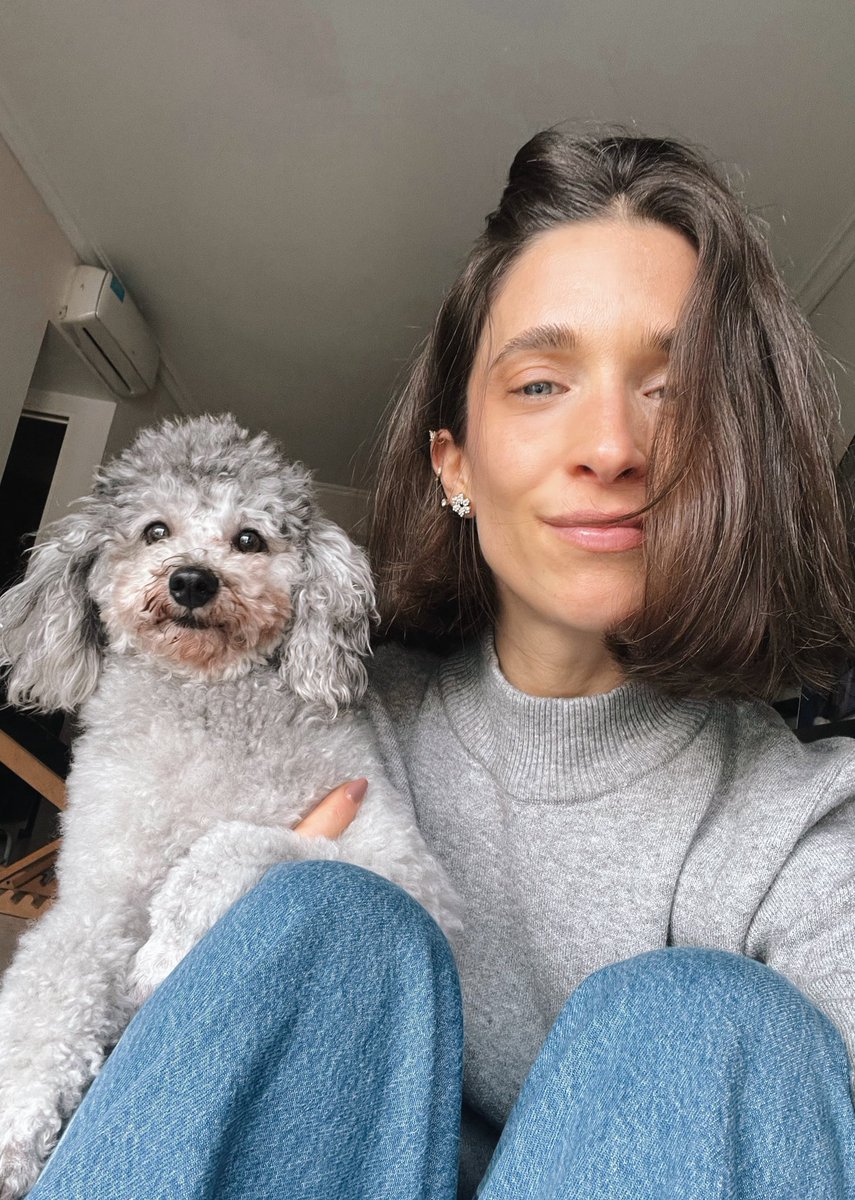Ileanaa's tweet photo. Ella deambulaba con la pata rota, inundada de pulgas (y otros mil mambitos) y ahora acá estamos 🫶🏻 3 años más tarde https://t.co/2x55FhAcfO