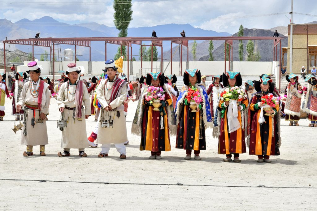 JK24x7Ladakh's tweet image. #dPalrNgamDuston 2025 | Celebrating UT Declaration Day with pride &amp;amp; joy!
Traditional rituals at Leh Palace and a vibrant cultural procession through Leh Bazaar showcased Ladakh’s rich heritage.
#UTLadakh #LadakhCulture