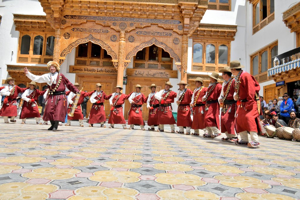 JK24x7Ladakh's tweet image. #dPalrNgamDuston 2025 | Celebrating UT Declaration Day with pride &amp;amp; joy!
Traditional rituals at Leh Palace and a vibrant cultural procession through Leh Bazaar showcased Ladakh’s rich heritage.
#UTLadakh #LadakhCulture