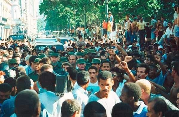 💪🇨🇺 #5DeAgosto de 1994, #FidelPorSiempre acompañado del pueblo con la moral en alto y el ejemplo vivo, transformaron los hechos en un día de reafirmación revolucionaria.

¡Siempre listos para defender nuestra Revolución!! 🫶🇨🇺

#Cuba