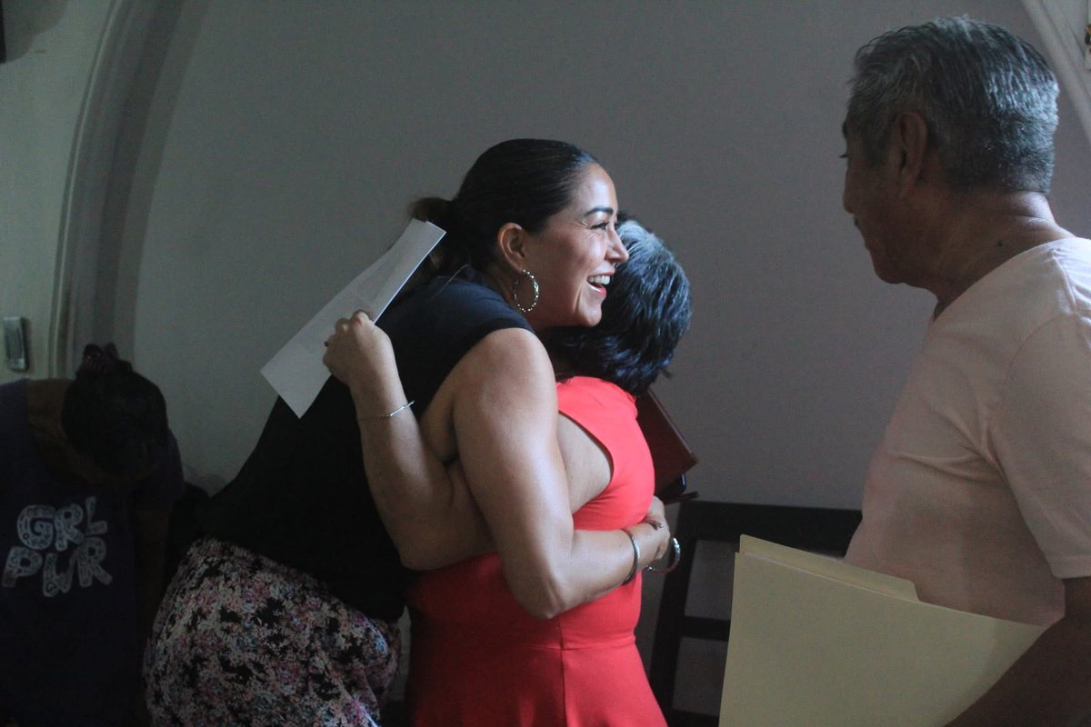 El diálogo es parte fundamental para la participación social, por eso agradezco a Don Luis Pardiño por invitarme a su casa con sus vecinos y amigos para platicar sobre las necesidades de su colonia en el Puerto de Veracruz. 

Estoy para servirles. #Veracruz