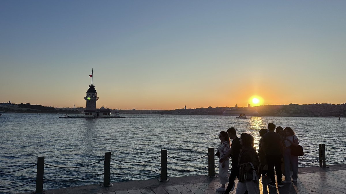 <a href="/Aisezisan/">Ayşe Hatun</a> Batan güneş ve yanan Üsküdar camları,,,